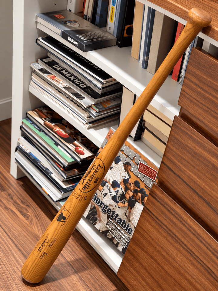 El bat de Jeter que siempre me acompaña y publicaciones llenas de recuerdos.